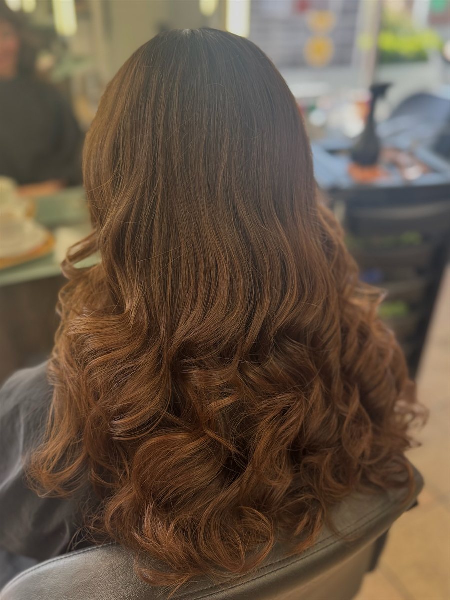 Glossy, refreshed blonde after a semi-permanent gloss