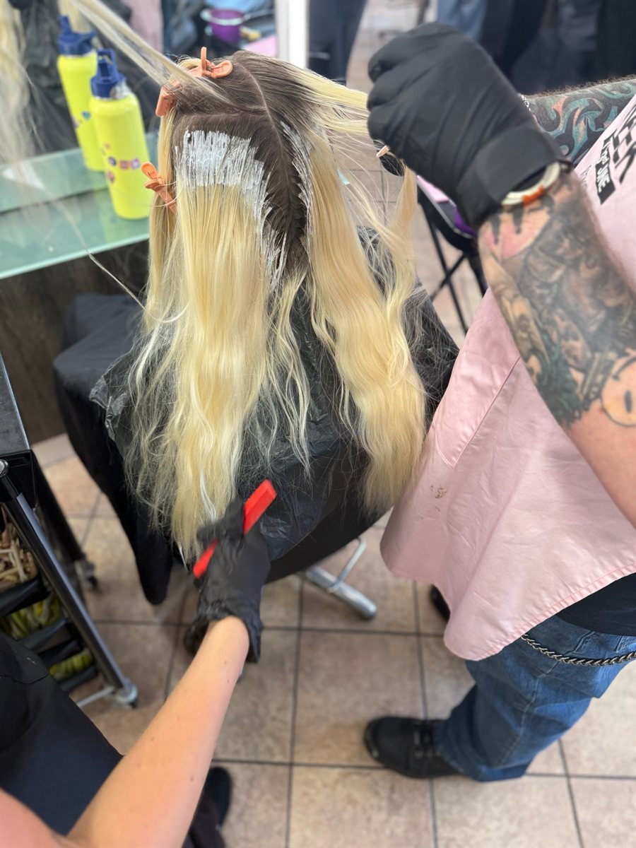 Dark regrowth before a scalp bleach
